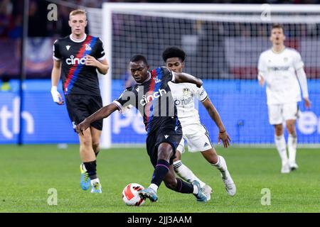 Perth, Australia, 22 luglio 2022. Tyrick Mitchell of Crystal Palace controlla la palla durante L'ICONA Festival of International Football match tra Crystal Palace e Leeds United all'Optus Stadium il 22 luglio 2022 a Perth, Australia. Credit: Graham Conaty/Speed Media/Alamy Live News Foto Stock