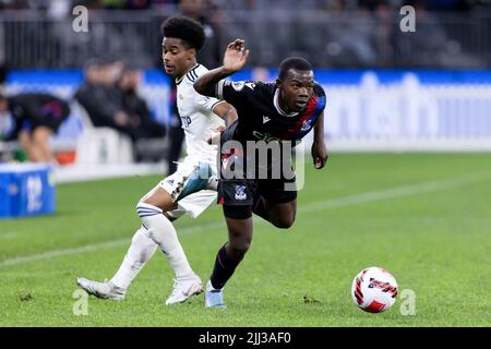 Perth, Australia, 22 luglio 2022. Tyrick Mitchell of Crystal Palace corre per la palla durante L'ICONA Festival della partita di calcio internazionale tra Crystal Palace e Leeds United all'Optus Stadium il 22 luglio 2022 a Perth, Australia. Credit: Graham Conaty/Speed Media/Alamy Live News Foto Stock