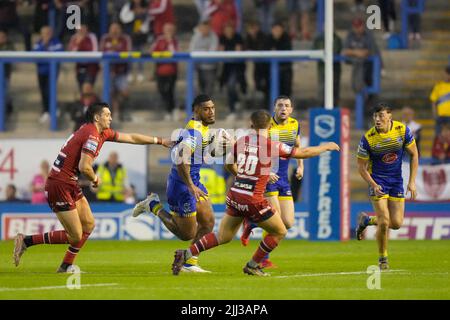 Thomas Mikaele #33 di Warrington Wolves corre a Mikey Lewis #20 di Hull KR Foto Stock