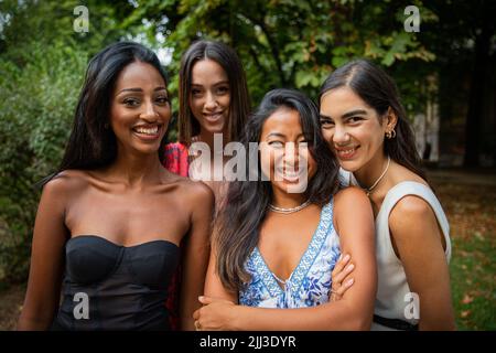 Ritratto di un gruppo multietnico di amiche all'aperto, concetto di diversità etnica Foto Stock