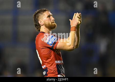 Ethan Ryan (23) di Hull KR applaude i fan alla fine del gioco Foto Stock