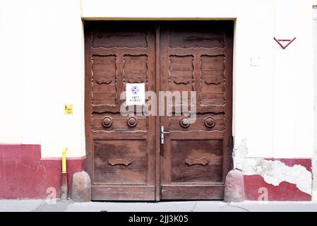 Facciata del vecchio edificio (facciata), storica porta di legno (cancello). Architettura - Ungheria. Foto Stock