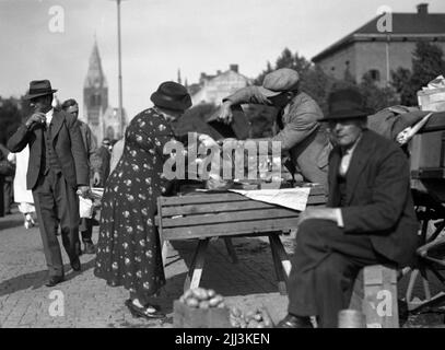 Torghandel su Stortorget, piazza con commercianti e clienti. Foto Stock