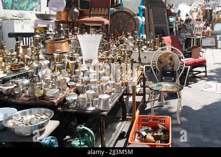 Tel Aviv, Israele - 15 luglio 2022: Oggetti antichi retrò vengono venduti al mercato delle pulci. Foto Stock