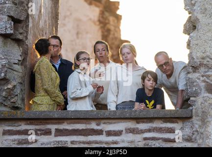 BORGHOLM 220722 la principessa svedese Victoria, il Principe Daniel e la Principessa Estelle erano presenti al pubblico quando la band svedese Hov1 suonò nelle rovine del castello di Borgholm il 22 luglio 2022 a Borgholm, Svezia. Photo : Suvad Mrkonjic/TT/ kod 10042 **BETALBILD** Foto Stock