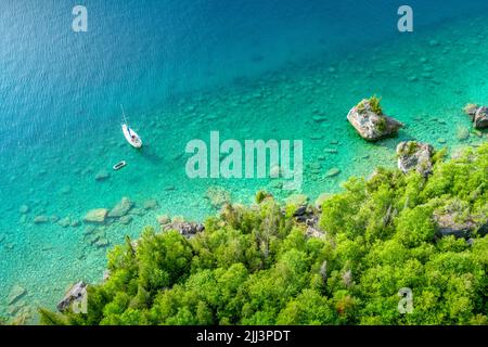 Barca a vela ormeggiata a una spiaggia vicino Lion's Head in Bruce Peninsula, Georgian Bay, Ontario, Canada. Foto Stock