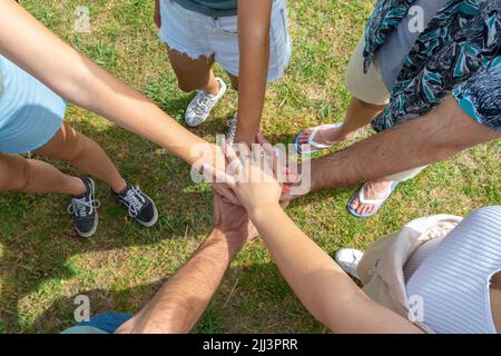 Lavoro di squadra, concetto di unità, gruppo di amici hanno messo le mani insieme. Foto Stock