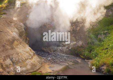 Vista soleggiata del vulcano Dragon's Fmouth Spring of Mud nel parco nazionale di Yellowstone nel Wyoming Foto Stock