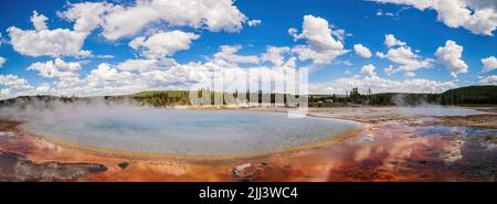 Vista soleggiata del paesaggio della Rainbow Pool del Black Sand Basin nel Wyoming Foto Stock