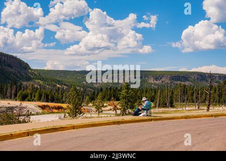 Vecchio artista seduto su una sedia che rifende il bellissimo paesaggio del bacino di sabbia nera nel Wyoming Foto Stock