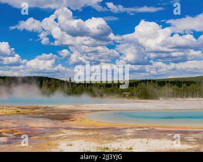 Vista soleggiata del paesaggio della Rainbow Pool del Black Sand Basin nel Wyoming Foto Stock