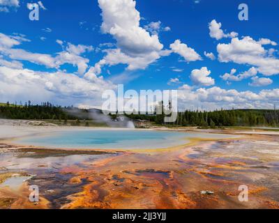 Vista soleggiata del paesaggio della Rainbow Pool del Black Sand Basin nel Wyoming Foto Stock