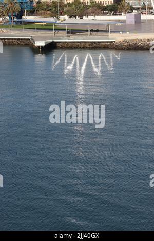 Una serie di riflessi creano un motivo unico sulla superficie del mare a Las Palmas, Grand Canaria. Foto Stock