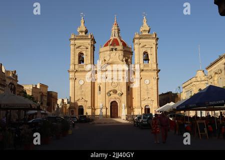La luce del sole di sera illumina la Basilica della Natività di nostra Signora, Xaghra, Gozo, Malta. Foto Stock