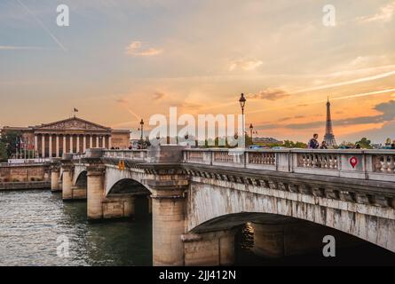 Ponte di Pont Neuf a Parigi al tramonto autunnale di Parigi Foto Stock