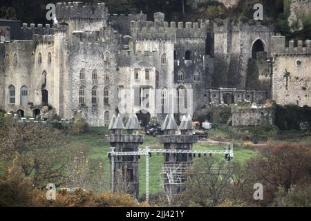 I preparativi sono in corso come personale di produzione pronto il set per ITV '2021 i'm A Celebrity...Get Me out of Here' a Gwrych Castle in Abergele, Galles caratterizzato: Atmosfera dove: Abergele, Regno Unito quando: 15 Nov 2021 Credit: WENN Foto Stock