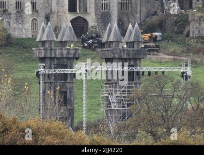 I preparativi sono in corso come personale di produzione pronto il set per ITV '2021 i'm A Celebrity...Get Me out of Here' a Gwrych Castle in Abergele, Galles caratterizzato: Atmosfera dove: Abergele, Regno Unito quando: 15 Nov 2021 Credit: WENN Foto Stock