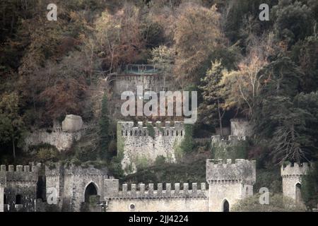 I preparativi sono in corso come personale di produzione pronto il set per ITV '2021 i'm A Celebrity...Get Me out of Here' a Gwrych Castle in Abergele, Galles caratterizzato: Atmosfera dove: Abergele, Regno Unito quando: 15 Nov 2021 Credit: WENN Foto Stock