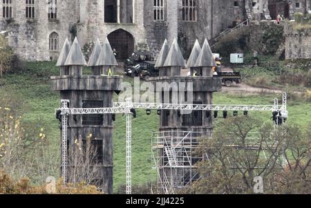 I preparativi sono in corso come personale di produzione pronto il set per ITV '2021 i'm A Celebrity...Get Me out of Here' a Gwrych Castle in Abergele, Galles caratterizzato: Atmosfera dove: Abergele, Regno Unito quando: 15 Nov 2021 Credit: WENN Foto Stock