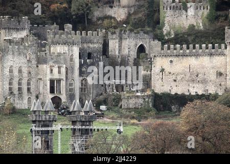 I preparativi sono in corso come personale di produzione pronto il set per ITV '2021 i'm A Celebrity...Get Me out of Here' a Gwrych Castle in Abergele, Galles caratterizzato: Atmosfera dove: Abergele, Regno Unito quando: 15 Nov 2021 Credit: WENN Foto Stock