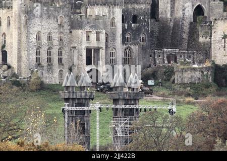 I preparativi sono in corso come personale di produzione pronto il set per ITV '2021 i'm A Celebrity...Get Me out of Here' a Gwrych Castle in Abergele, Galles caratterizzato: Atmosfera dove: Abergele, Regno Unito quando: 15 Nov 2021 Credit: WENN Foto Stock