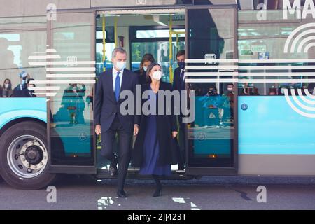 Re Felipe VI di Spagna e la regina Letizia di Spagna partecipano al 75th anniversario della EMT (trasporto pubblico di Madrid) presso il centro operativo EMT il 15 novembre 2021 a Madrid, Spagna. Featuring: Re Felipe VI, regina Letizia di Spagna dove: Madrid, Spagna quando: 15 Nov 2021 Credit: Oscar Gonzalez/WENN Foto Stock