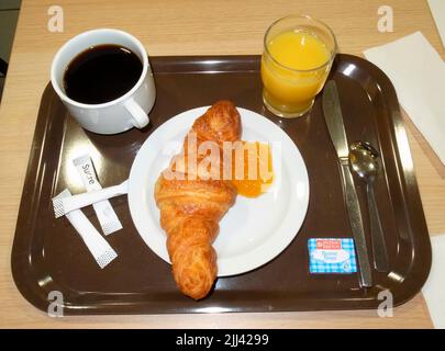 AJAXNETPHOTO. 2019. CHARTRES, FRANCIA - COLAZIONE IN HOTEL - VASSOIO DI CIBO PER LA COLAZIONE, CAFFÈ NERO, ZUCCHERO, CROISSANT, BURRO, MARMELLATA DI ALBICOCCHE, SUCCO D'ARANCIA. PHOTO:JONATHAN EASTLAND/AJAX REF:GR4 191510 9729 Foto Stock