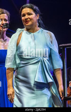 Regensburg, Germania. 22nd luglio 2022. La stella lirica russa Anna Netrebko prende il palco nel cortile del Palazzo del Principe di Sant'Emmeram durante il Festival del Palazzo. Credit: Armin Weigel/dpa/Alamy Live News Foto Stock