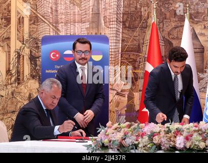 Istanbul, Turchia. 22nd luglio 2022. Il ministro russo della Difesa Sergei Shoigu partecipa alla cerimonia della firma di un'iniziativa sul trasporto sicuro di cereali e prodotti alimentari dai porti ucraini, a Istanbul, venerdì 22 luglio 2022. Come primo accordo importante tra le parti in guerra dall'invasione, si prevede che l'Ucraina e la Russia firmino oggi a Istanbul un accordo per liberare l'esportazione di grano dai porti ucraini. L'affare è stato brokered dalle Nazioni Unite e dalla Turchia. Photo by Gokhan Mert/ Credit: UPI/Alamy Live News Foto Stock