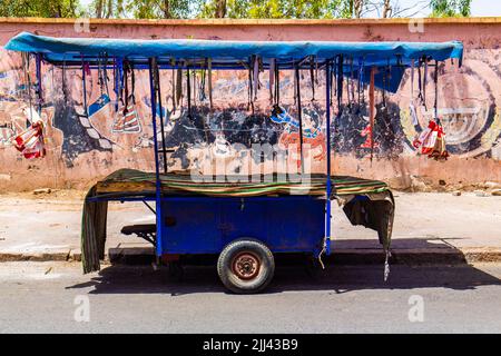 Marrakech, Marocco - 10 Luglio 2022 : un vecchio carrello davanti ad un vecchio muro dipinto Foto Stock
