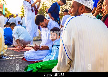 Marrakech, Marocco - 10 luglio 2022 : un padre e suo bambino durante la preghiera di Aid al Adha 2022 a Marrakech, Marocco Foto Stock