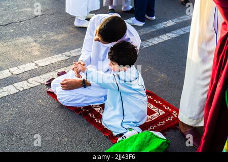 Marrakech, Marocco - 10 luglio 2022 : un padre e suo bambino durante la preghiera di Aid al Adha 2022 a Marrakech, Marocco Foto Stock