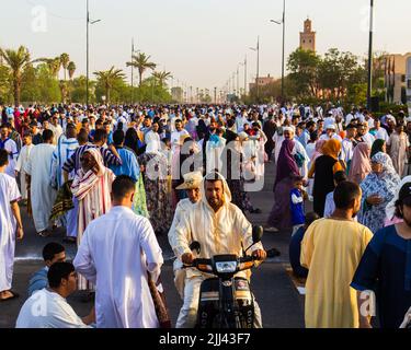 Marrakech, Marocco - 10 luglio 2022 : persone appese in giro dopo la preghiera di aiuto al Adha 2022 a Marrakech, Marocco Foto Stock