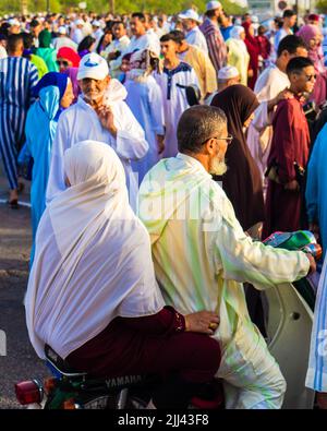 Marrakech, Marocco - 10 luglio 2022 : una vecchia coppia che va alla preghiera di Aid al Adha 2022 a Marrakech, Marocco Foto Stock
