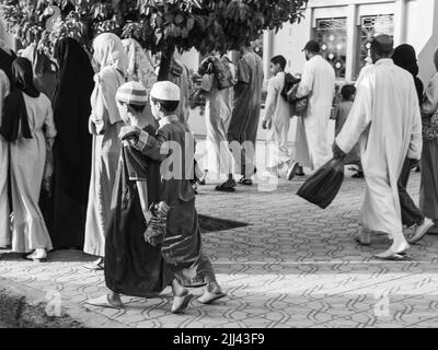 Marrakech, Marocco - 10 luglio 2022 : due bambini che vanno alla preghiera di Aid al Adha 2022 a Marrakech, Marocco, Bianco e Nero Foto Stock