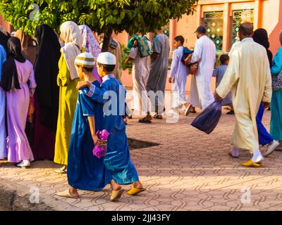 Marrakech, Marocco - 10 luglio 2022 : due bambini che vanno alla preghiera di aiuto al Adha 2022 a Marrakech, Marocco Foto Stock