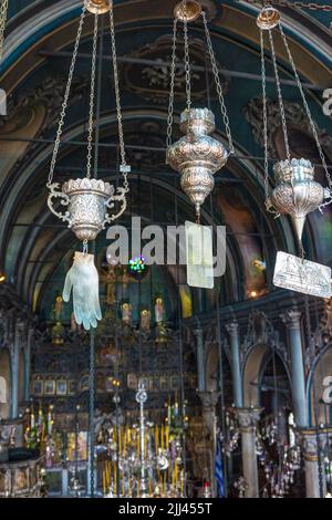 Vista interna della chiesa della cattedrale di Panagia Megalochari o della Vergine Maria nell'isola di Tinos. È il santo patrono di Tinos e considerato come il proto santo Foto Stock