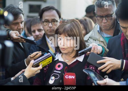 Buenos Aires, 22nd luglio 2022. Il presidente dello spazio politico National Republican Proposal (PRO, nel suo acronimo spagnolo), Patricia Bullrich, ha visitato la mostra della Società Rurale Argentina di Palermo (la Rural). Ha girato la mostra, ha parlato con i responsabili del settore, con i produttori e i media, per partecipare finalmente alle Giornate della carne insieme con il Vice Nazionale José Luis Espert e con il Ministro del Governo Comunale Jorge Macri. (Esteban Osorio/Alamy Live News) Foto Stock