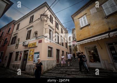 Foto di una stretta strada medievale del centro storico di Capodistria, Slovenia. Capodistria, o Capodistria, è la quinta città più grande della Slovenia. Situato Foto Stock