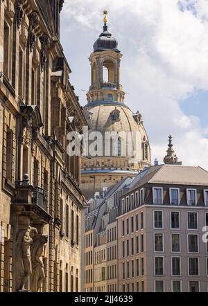 Dresda, Germania - 28 giugno 2022: La chiesa della donna o Frauenkirche nella capitale della sassonia. Punto di riferimento di Dresda, icona ricostruita della città. Torri a cupola Foto Stock