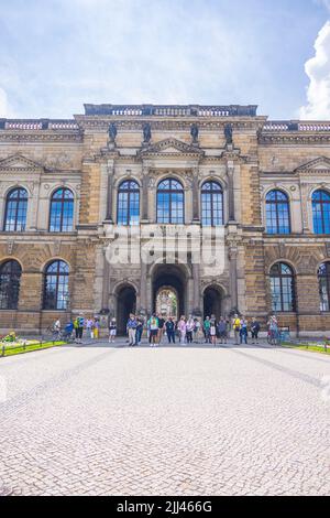 Dresda, Germania - 28 giugno 2022: Ingresso alla Gemäldegalerie Alte Meister (Old Masters Gallery), parte delle collezioni d'arte statali di Dresda. Individuare Foto Stock