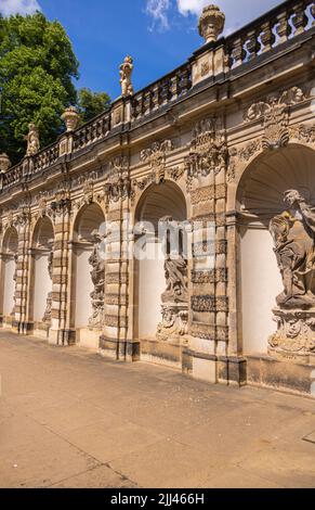 Dresda, Germania - 28 giugno 2022: Lo storico edificio barocco dello Zwinger di Dresda. Ricostruito in modo elaborato e ben mantenuto a grandi spese Foto Stock