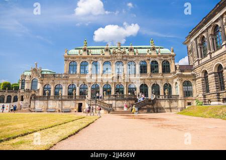 Dresda, Germania - 28 giugno 2022: Lo storico edificio barocco dello Zwinger di Dresda. Ricostruito in modo elaborato e ben mantenuto a grandi spese Foto Stock