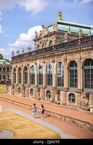 Dresda, Germania - 28 giugno 2022: Lo storico edificio barocco dello Zwinger di Dresda. Ricostruito in modo elaborato e ben mantenuto a grandi spese Foto Stock