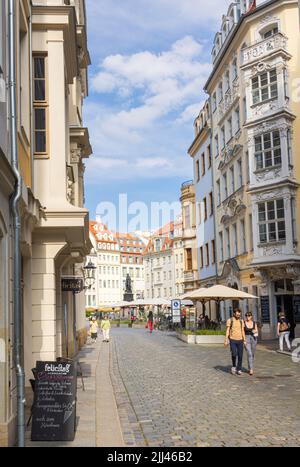 Dresda, Germania - 28 giugno 2022: Vista sulla strada dalla Frauenstrasse al Neumarkt. Turista a piedi sulla strada lastricata in una giornata di sole. La città vecchia Foto Stock