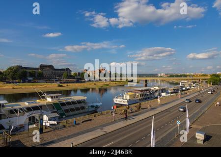 Dresda, Germania - 28 giugno 2022: Paesaggio urbano sul fiume Elba fino al Ponte Carola (Carolabruecke). Vista dalla terrazza dell'Elba alla Cancelleria di Stato Foto Stock