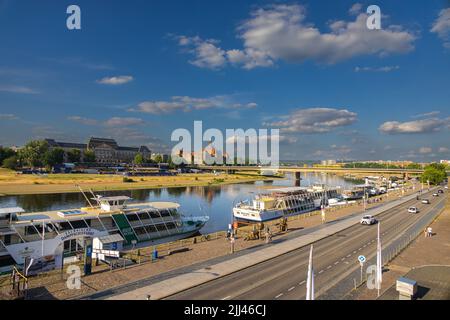 Dresda, Germania - 28 giugno 2022: Paesaggio urbano sul fiume Elba fino al Ponte Carola (Carolabruecke). Vista dalla terrazza dell'Elba alla Cancelleria di Stato Foto Stock