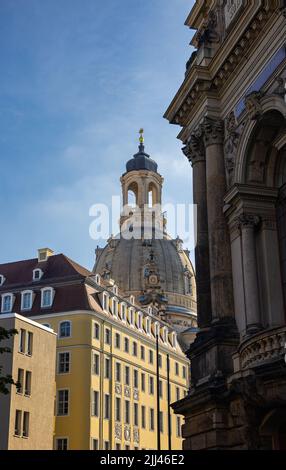 Dresda, Germania - 28 giugno 2022: La chiesa della donna o Frauenkirche nella capitale della sassonia. Punto di riferimento di Dresda, icona ricostruita della città. Torri a cupola Foto Stock