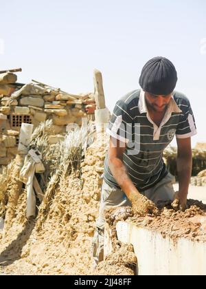 Produzione di mattoni nella città tunisina di Tozeur Foto Stock