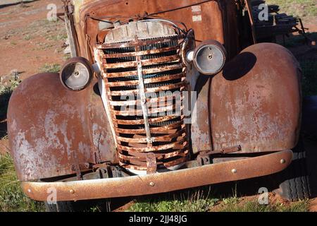 Primo piano della griglia di un'auto d'epoca rustica Foto Stock